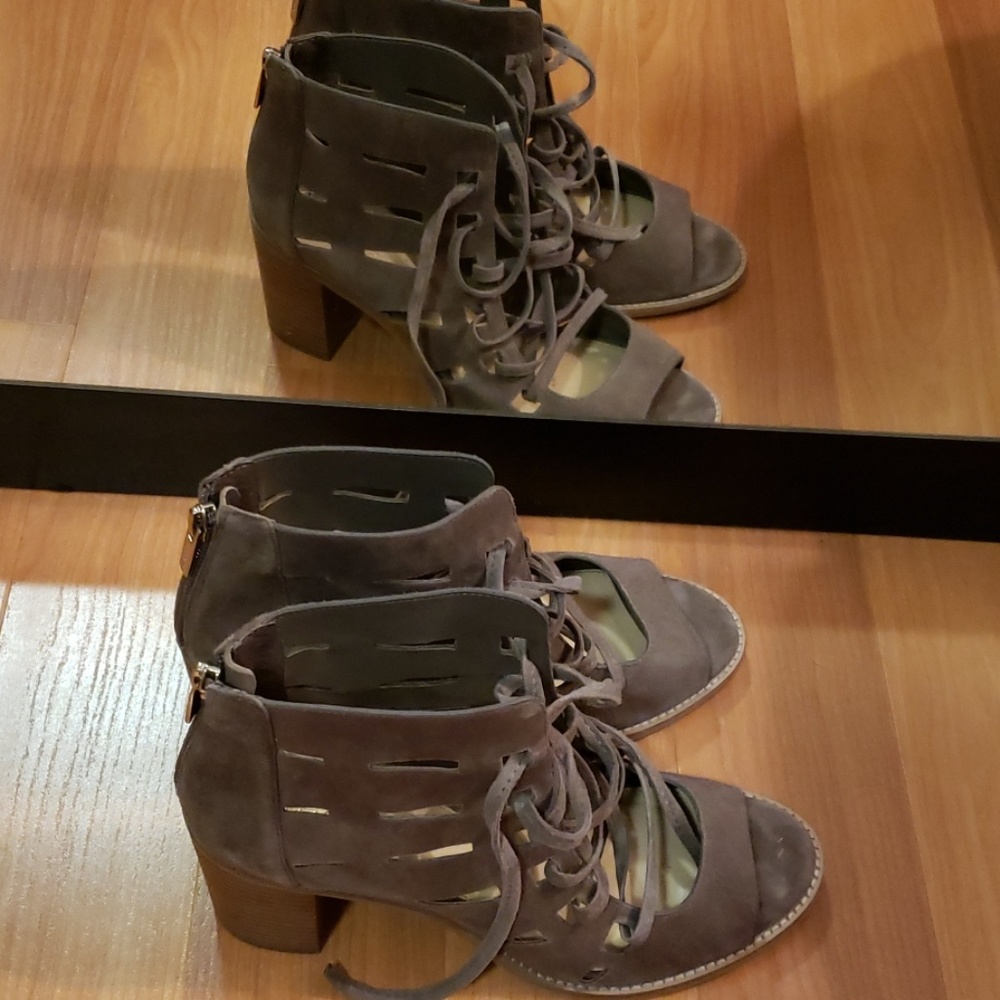 Vince Camuto Tan Suede Heel. - Picture 4 of 8